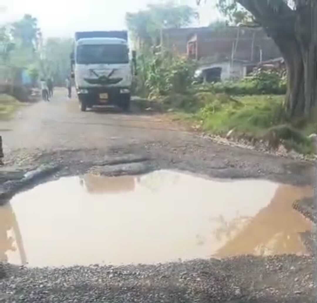 इंगलिशमोड़-पुनसिया मुख्य मार्ग पर बना जानलेवा गड्डा