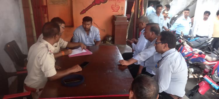 Dhanbad News : एएमपी कोलियरी के मैनेजर व एससीएम पर कोयला तस्करों ने किया जानलेवा हमला, घायल