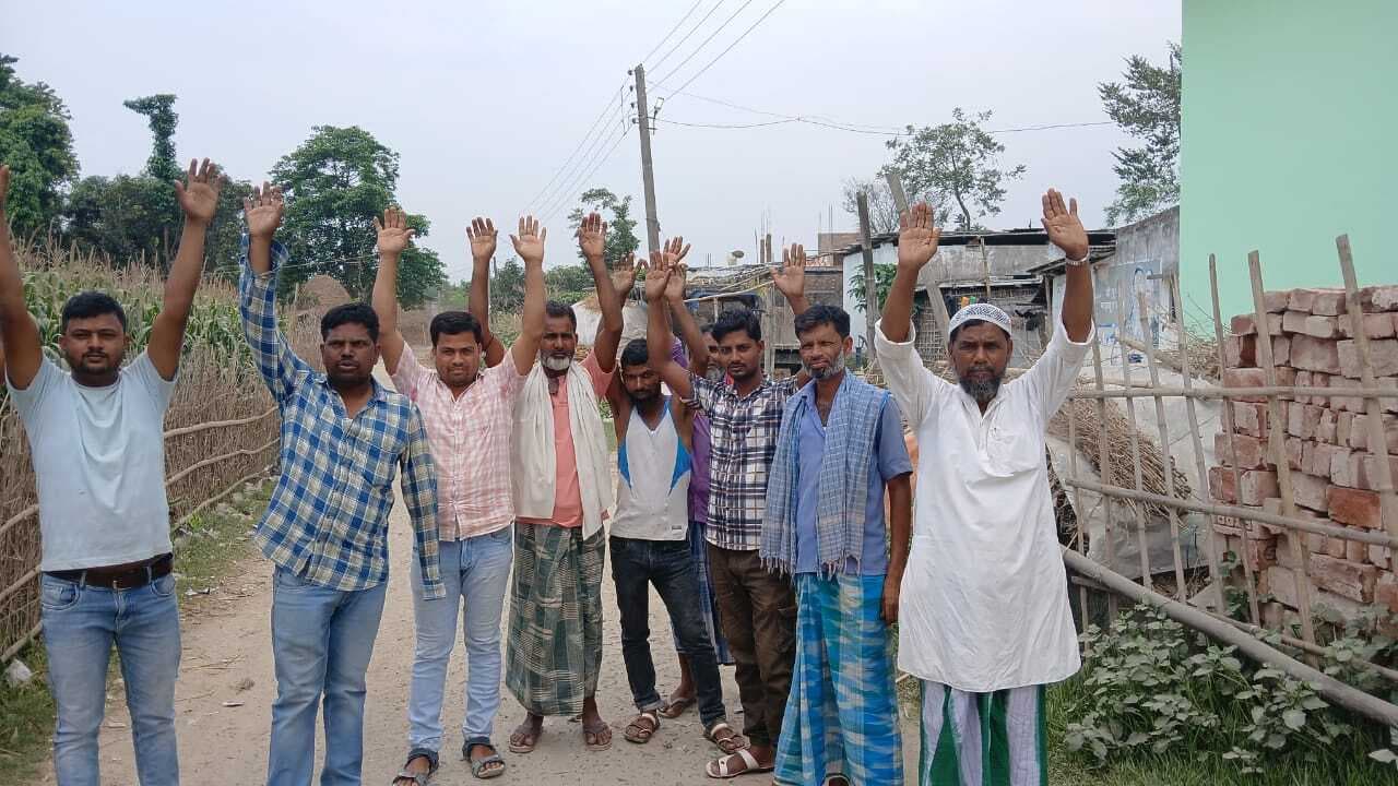 जर्जर सड़क से परेशान ग्रामीणों ने किया प्रदर्शन