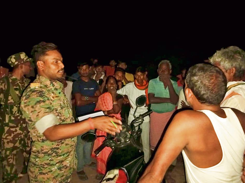 Aurangabad News : युवक ने गमछी के सहारे पेड़ से लटककर दी जान