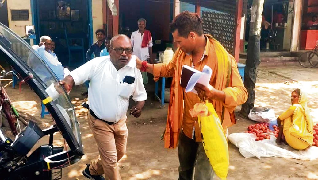 भगवानपुर अंचल में रसीद काटने के नाम पर अवैध वसूली का आरोप लगाते हुए लाभुकों ने राजस्व कर्मचारी को खदेड़ा, मची अफरातफरी