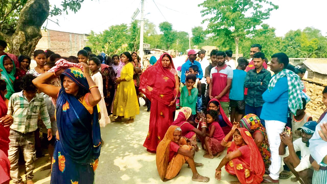 नवटोल में एक महिला ने फांसी लगाकर कर ली आत्महत्या, परिजनों में मचा कोहराम