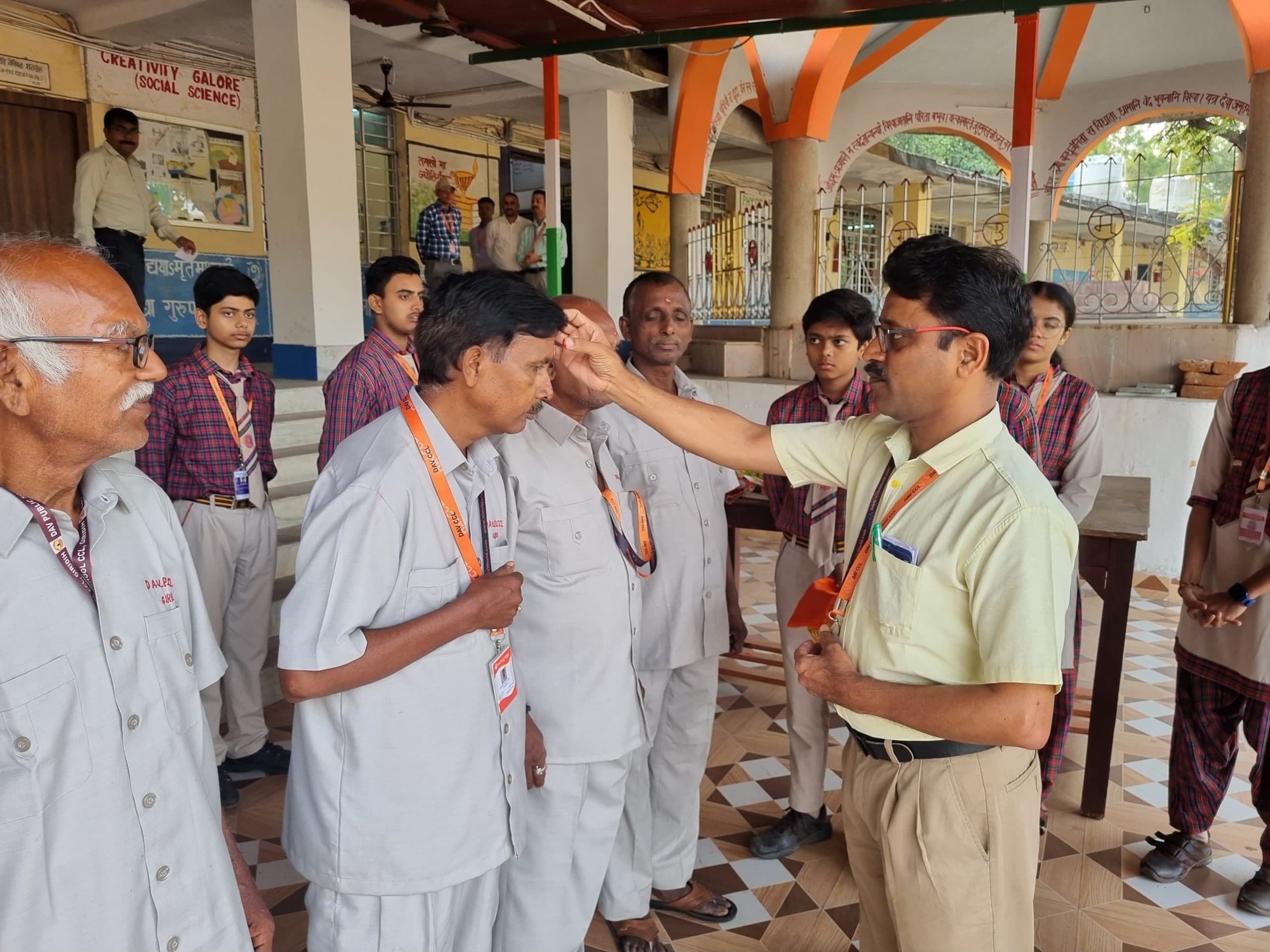 Giridih News :मजदूर दिवस पर चतुर्थ वर्गीय कर्मचारियों को किया सम्मानित