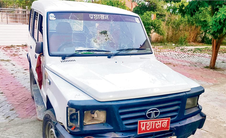 Gaya News : वाराणसी-कोलकाता एक्सप्रेसवे का काम रोकने का प्रयास, अधिकारियों पर रोड़ेबाजी