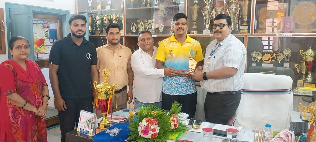 हैंडबॉल चैंपियनशिप में चयनित होने पर दीपक को किया गया सम्मानित