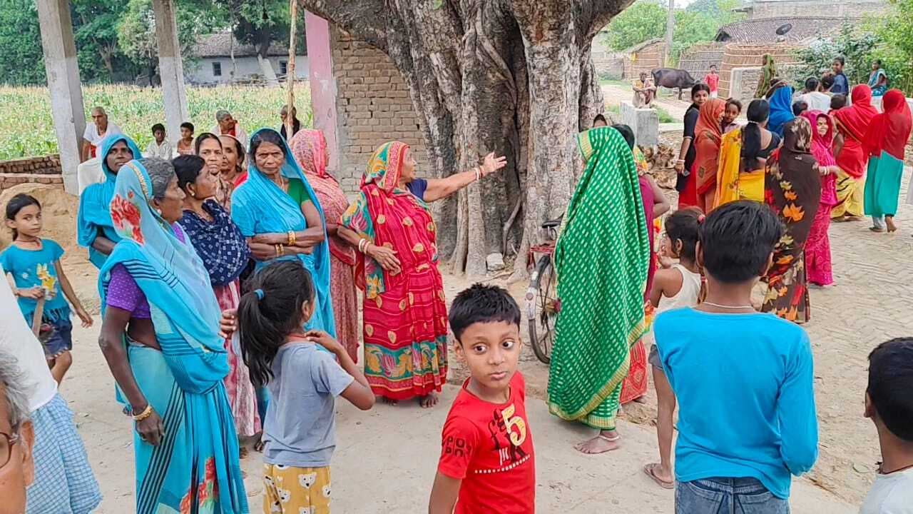 Religious news from Samastipur:भू-स्वामी बता मंदिर में जड़ा ताला, आक्रोश