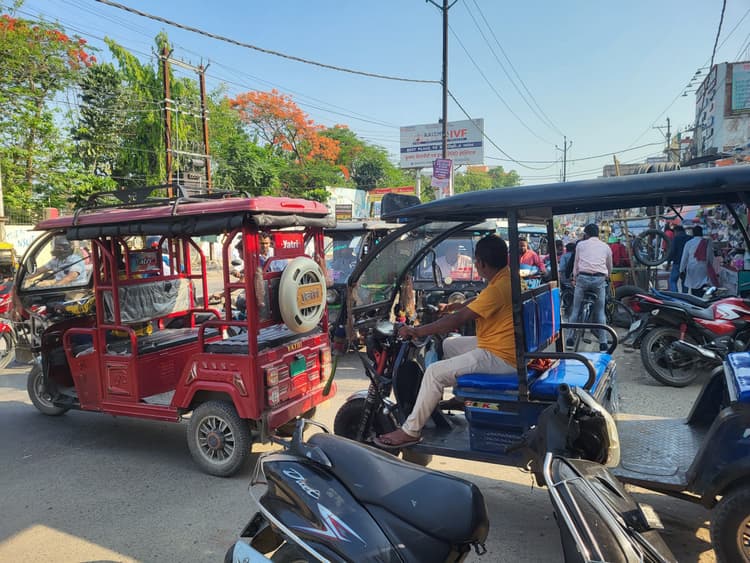 Samastipur News:ई-रिक्शा व ऑटो के कारण सड़क पर चलना मुहाल