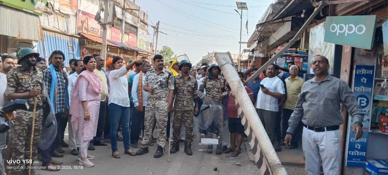 Giridih News :बेंगाबाद चौक में अधिकारियों की मौजदूगी में हटाया गया अतिक्रमण