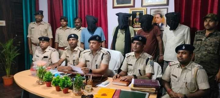 चोरी की घटना का पुलिस ने किया खुलासा, चार आरोपी गिरफ्तार