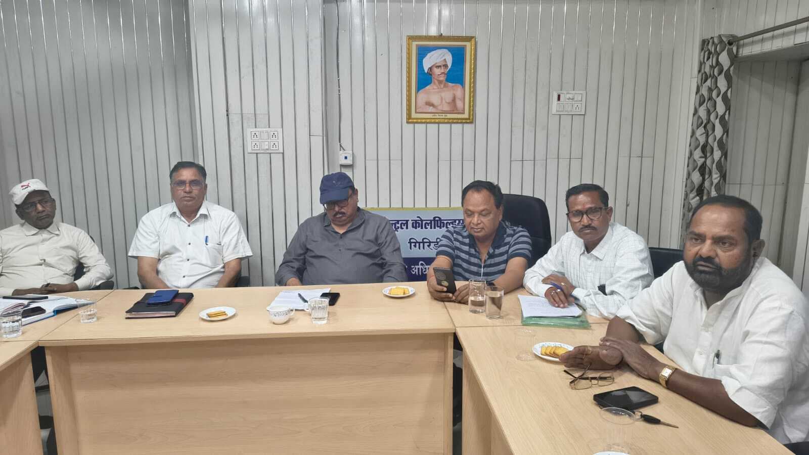 Giridih News: सीसीएल प्रबंधन से वार्ता के बाद आउटसोर्सिंग कर्मियों का धरना समाप्त