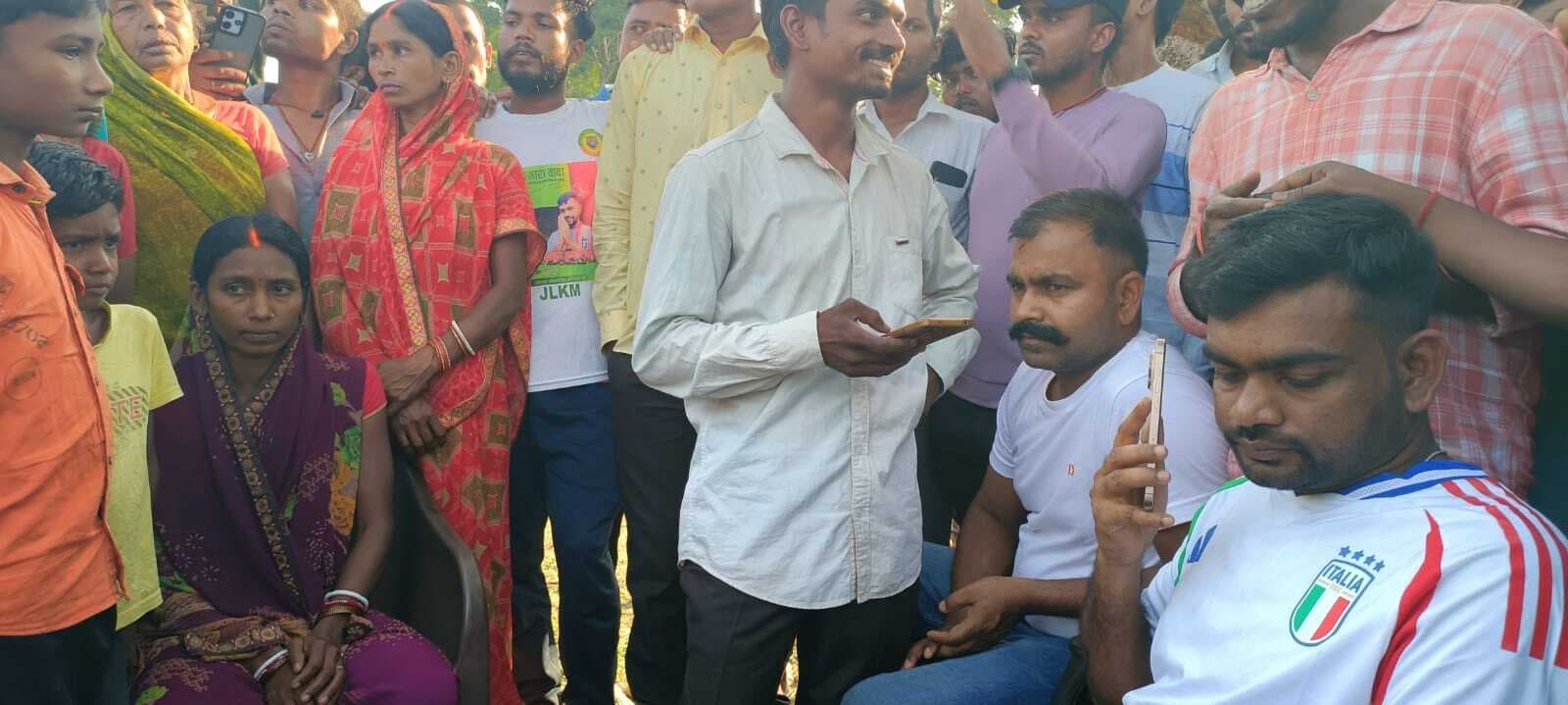 Giridih News: आठ दिन बीतने के बाद भी अपहृत मजदूरों का पता नहीं, परिजनों से मिले विधायक