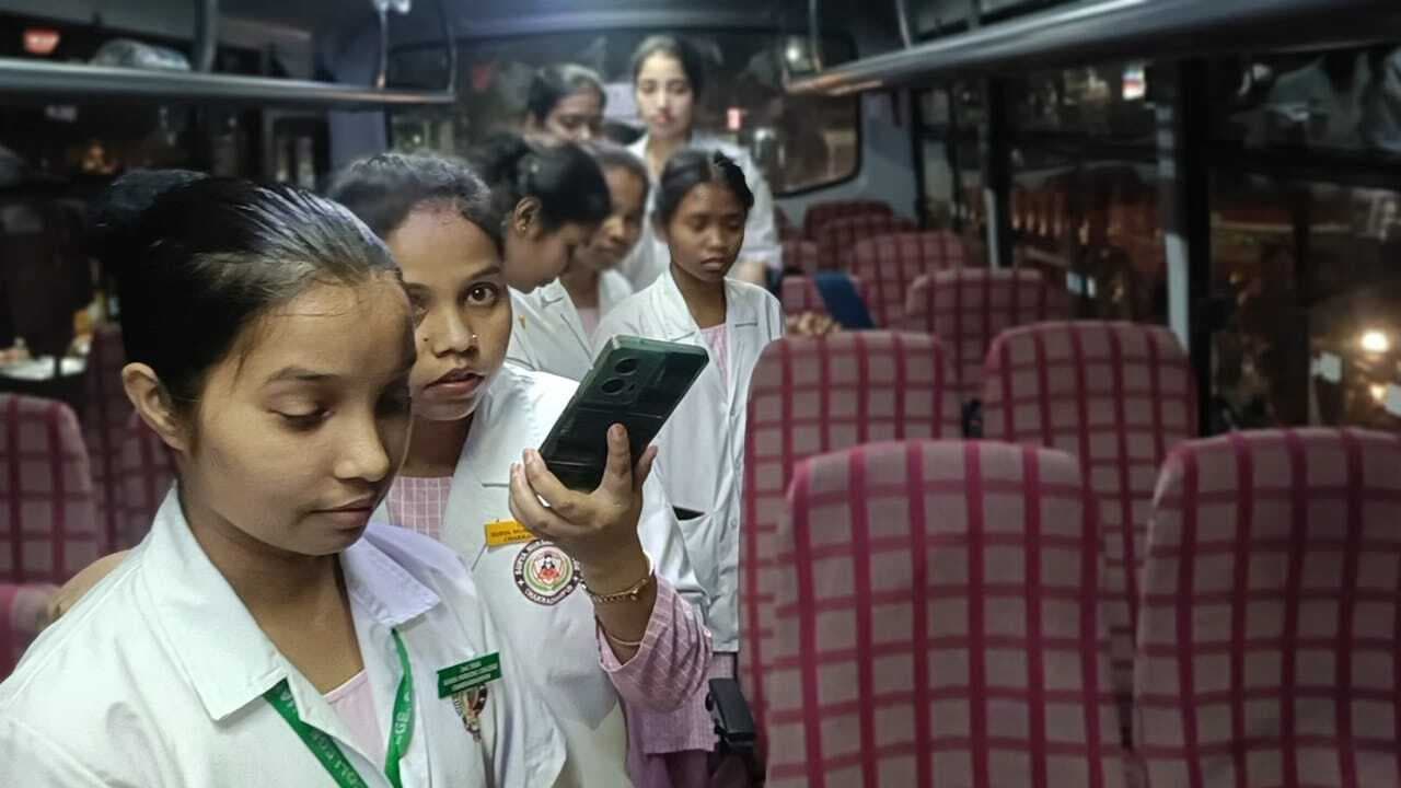 West Singbhum News : सूर्या नर्सिंग कॉलेज की बस पर पथराव, कई छात्राएं घायल