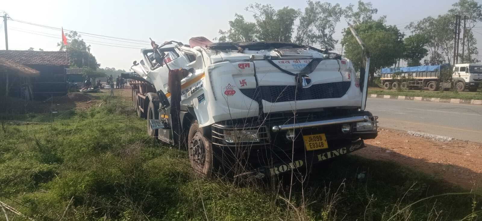 East Singhbhum News : धालभूमगढ़ में एनएच पर डिवाइडर से टकरा कर ट्रेलर पलटा, चालक की मौत, पीछे की कार झोपड़ी में घुसी