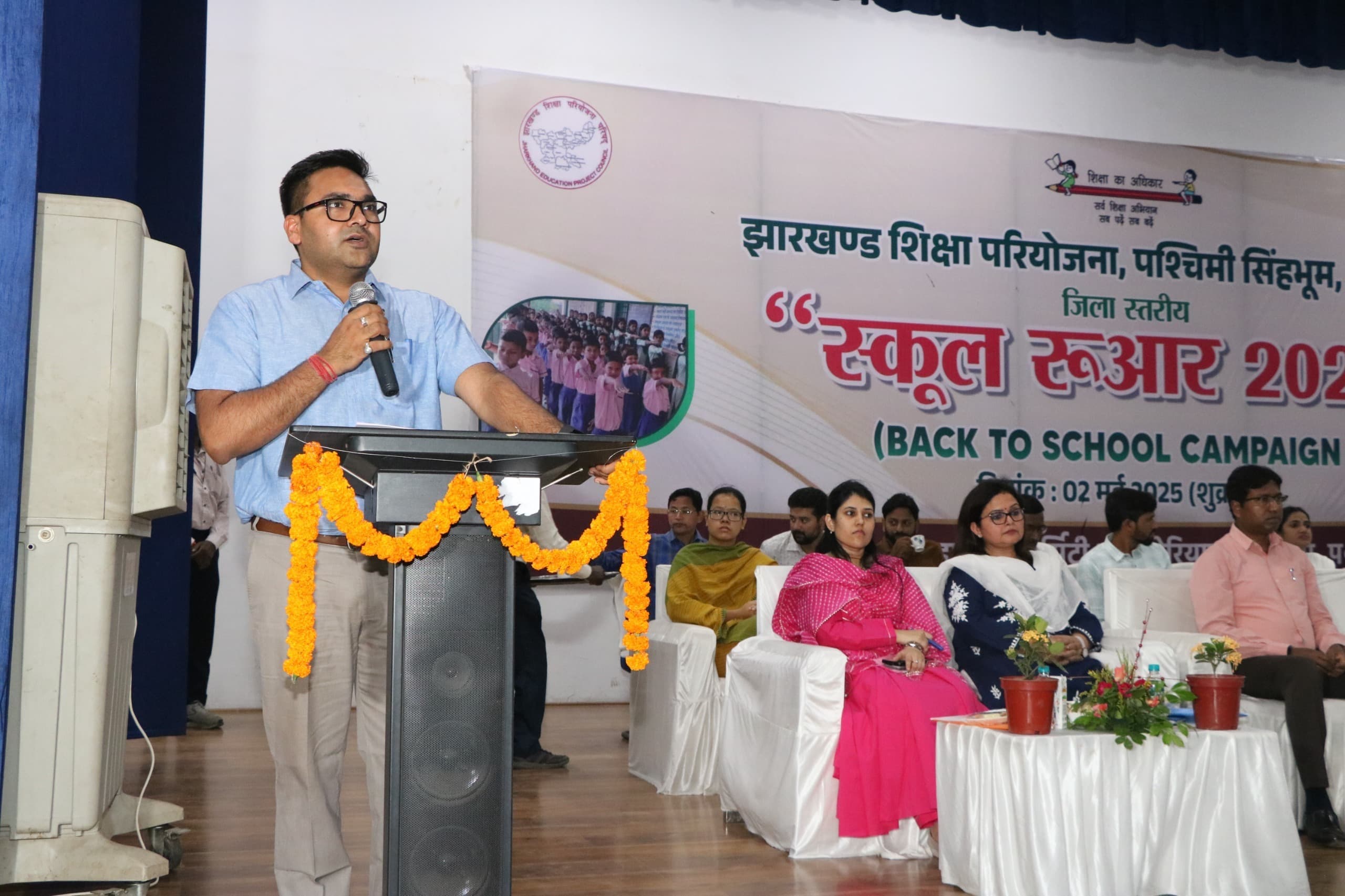 Chaibasa News : ड्रॉप आउट बच्चों को 10 मई तक विद्यालय से जोड़ें : डीसी