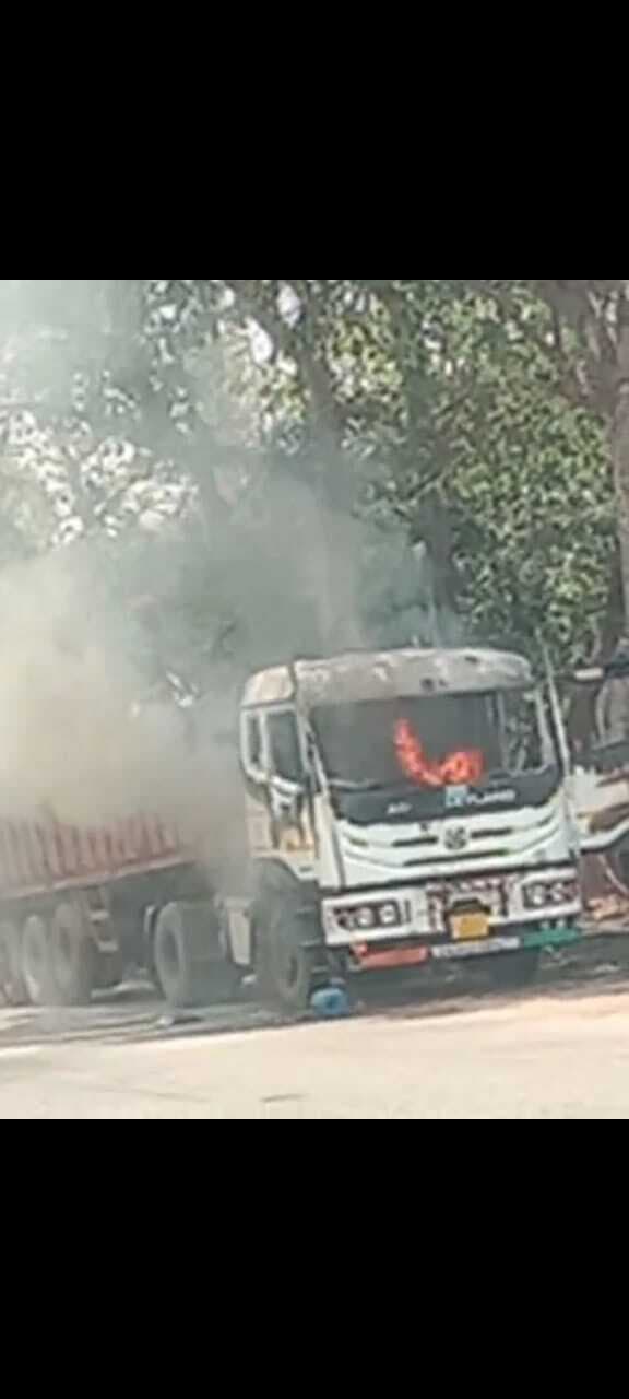 Chaibasa News : झींकपानी : शॉर्ट सर्किट से ट्रेलर में लगी आग, इंजन व केबिन जला