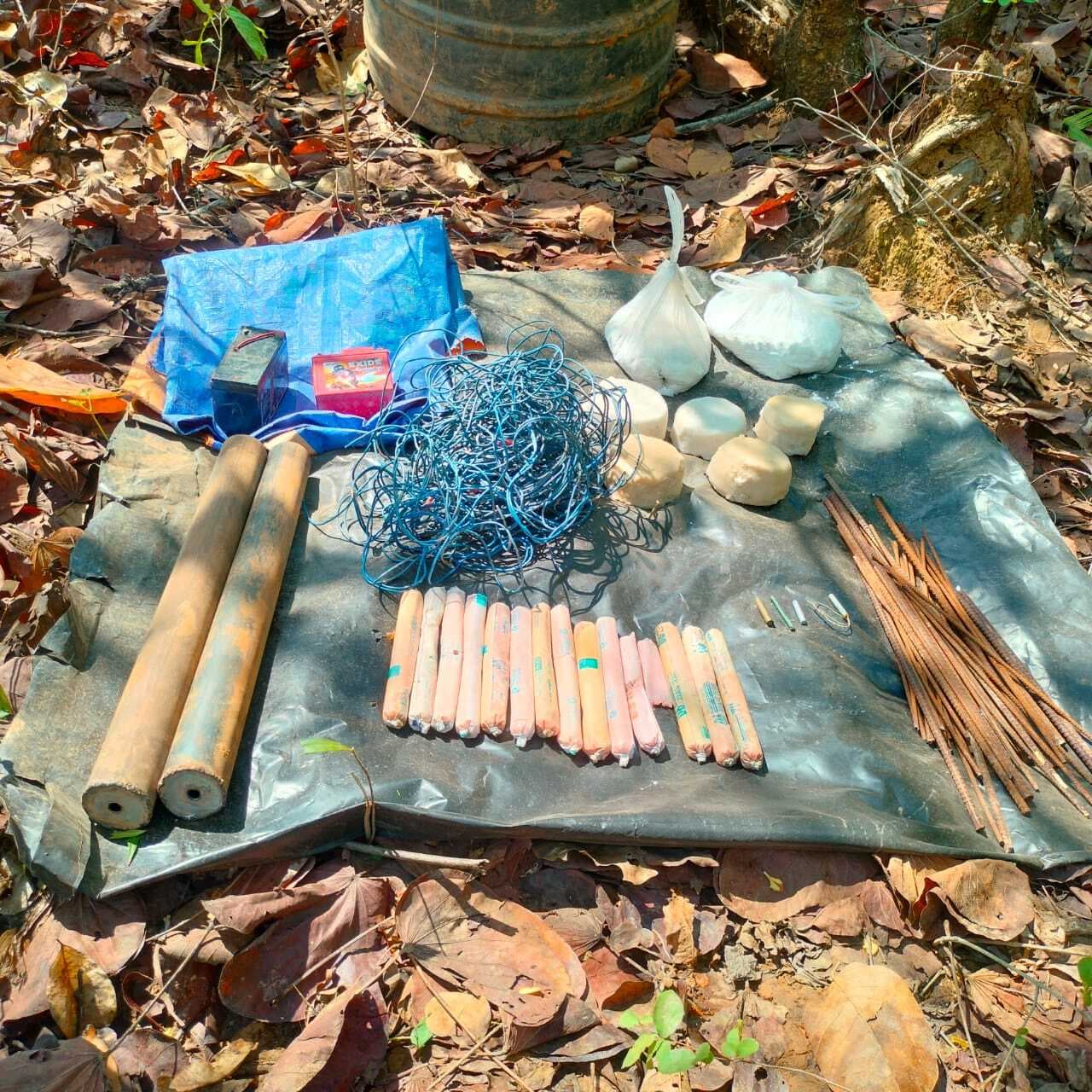 Chaibasa News : बामेबासा और गौबुरु जंगल से भारी मात्रा में विस्फोटक बरामद