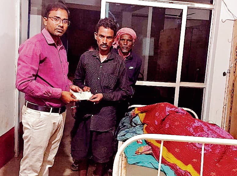 seraikela kharsawan news:शादी समारोह जा रही महिला को हाथी ने पटका, गंभीर