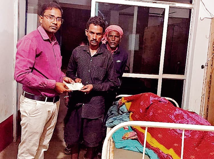 seraikela kharsawan news:शादी समारोह जा रही महिला को हाथी ने पटका, गंभीर