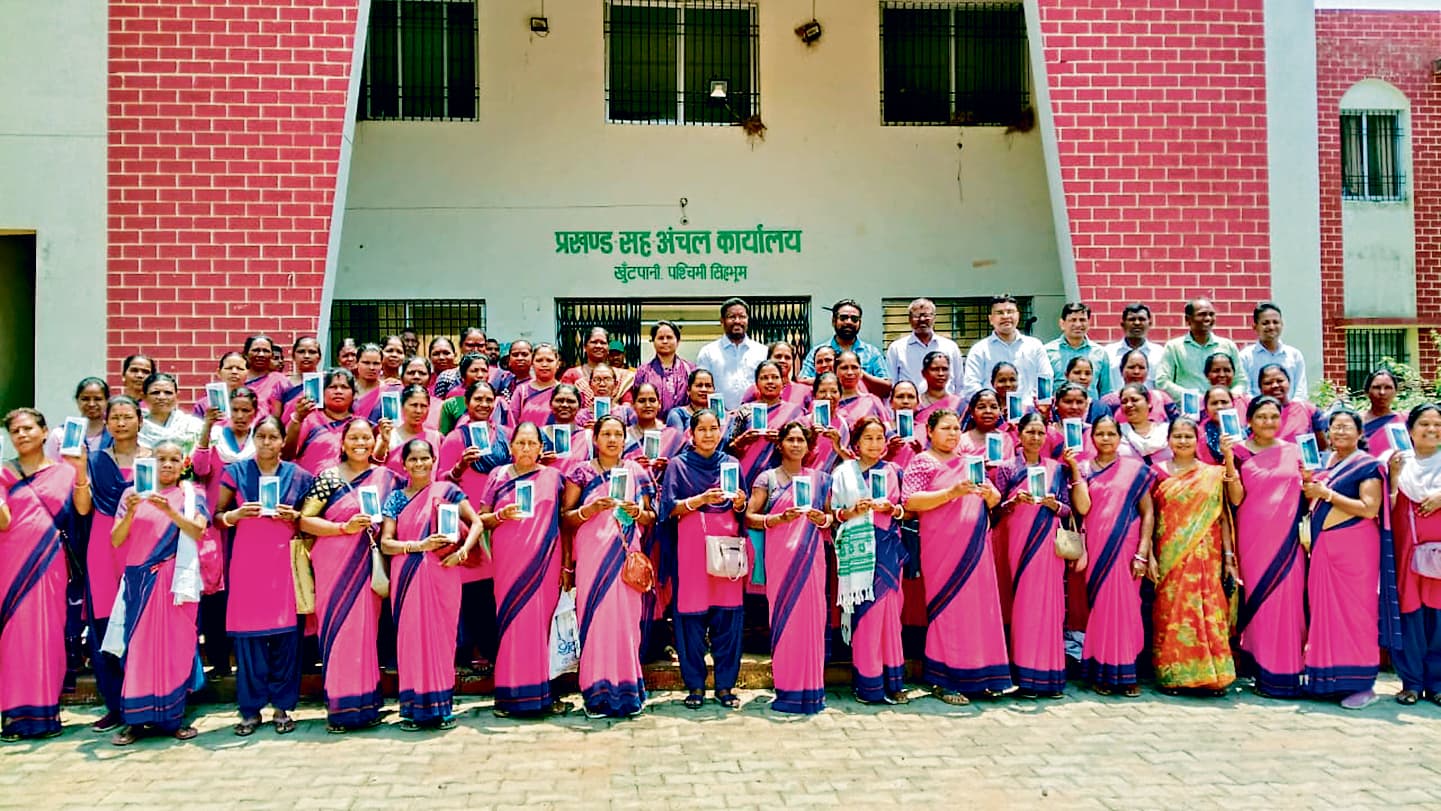 seraikela kharsawan news: आंगनबाड़ी की 137 सेविकाओं को मिला स्मार्टफोन, खिले चेहरे