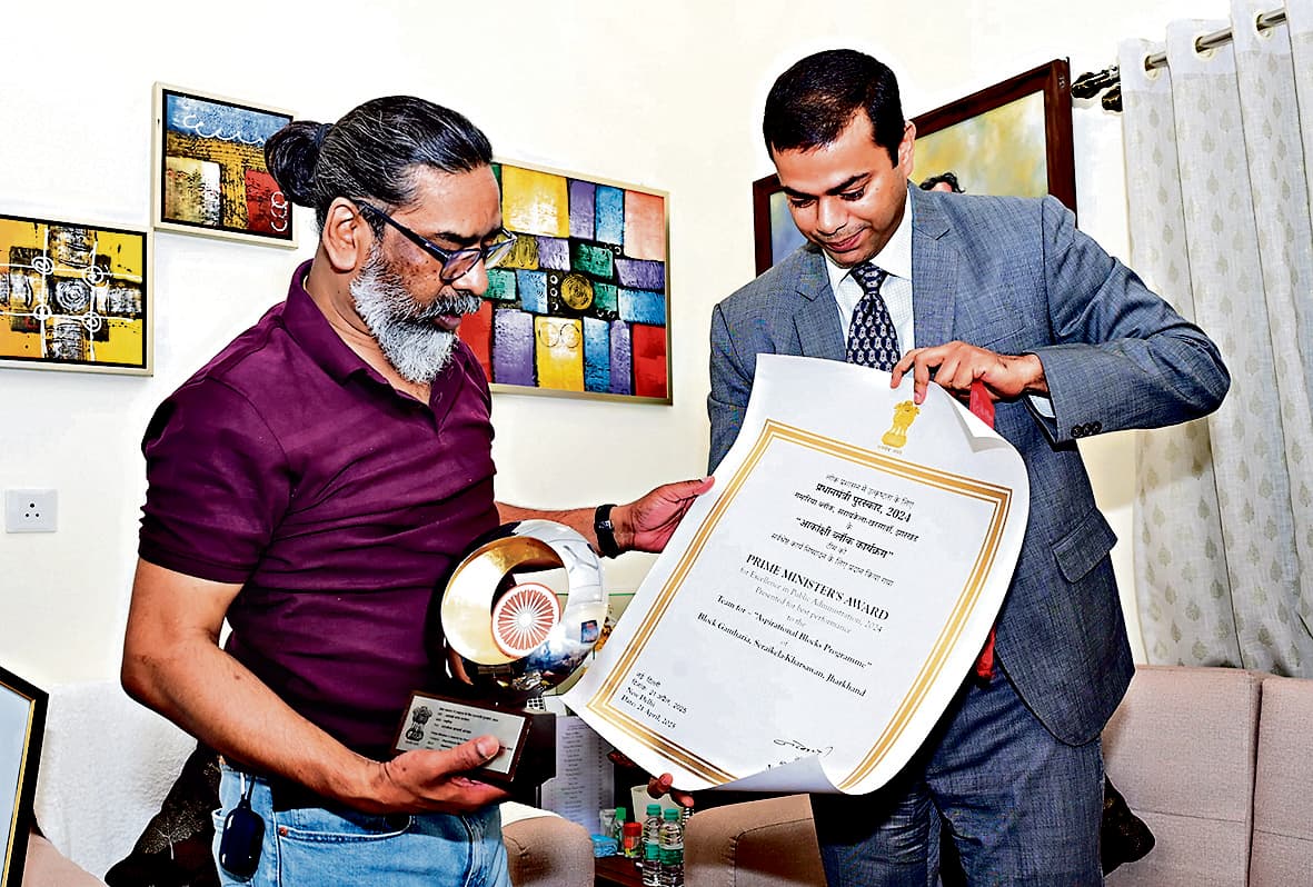 seraikela kharsawan news: योजनाओं को अंतिम व्यक्ति तक पहुंचाने में आप जैसे समर्पित अधिकारियों की जरूरत : सीएम