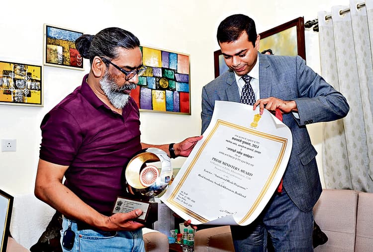 seraikela kharsawan news: योजनाओं को अंतिम व्यक्ति तक पहुंचाने में आप जैसे समर्पित अधिकारियों की जरूरत : सीएम