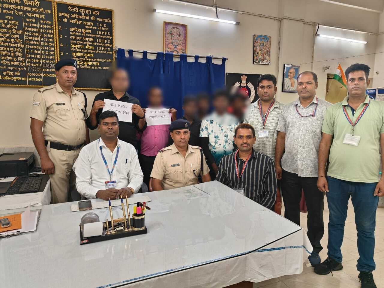 Dhanbad News : केरल ले जाये जा रहे मजदूर निकले नाबालिग, दो तस्कर गिरफ्तार