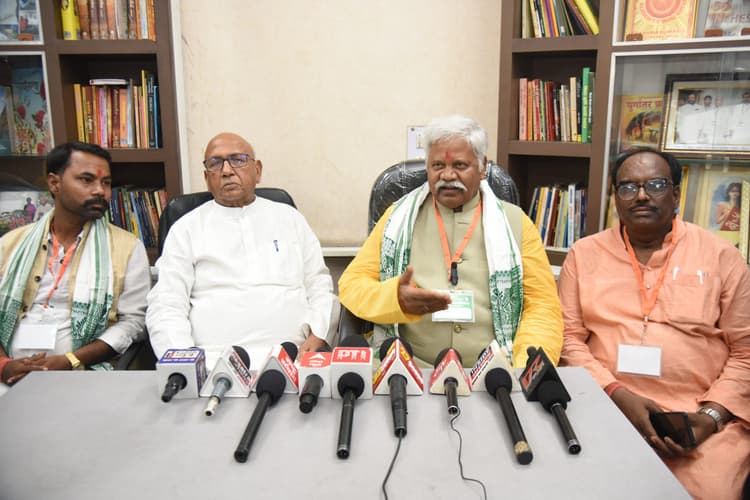 Jamshedpur News : आउटसोर्सिंग कंपनियों के बढ़ने से हो रहा मजदूरों का शोषण : खीरू महतो