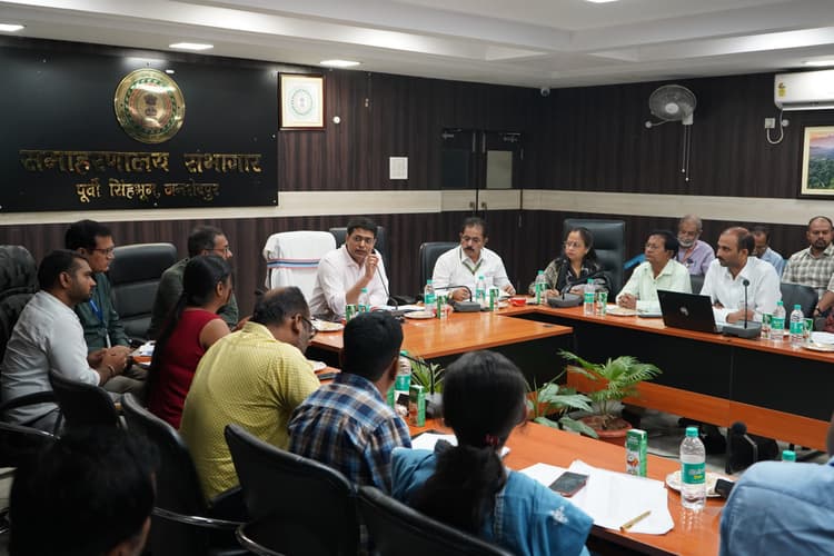 Jamshedpur News : डीसी अनन्य मित्तल ने की आकांक्षी प्रखंड मुसाबनी की समीक्षा बैठक, सभी इंडिकेटर में गुणात्मक सुधार के दिये निर्देश