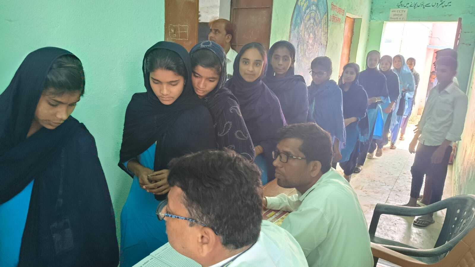 Motihari: इवीएम से बाल संसद का चुनाव, मो. रेहान बने प्रधानमंत्री