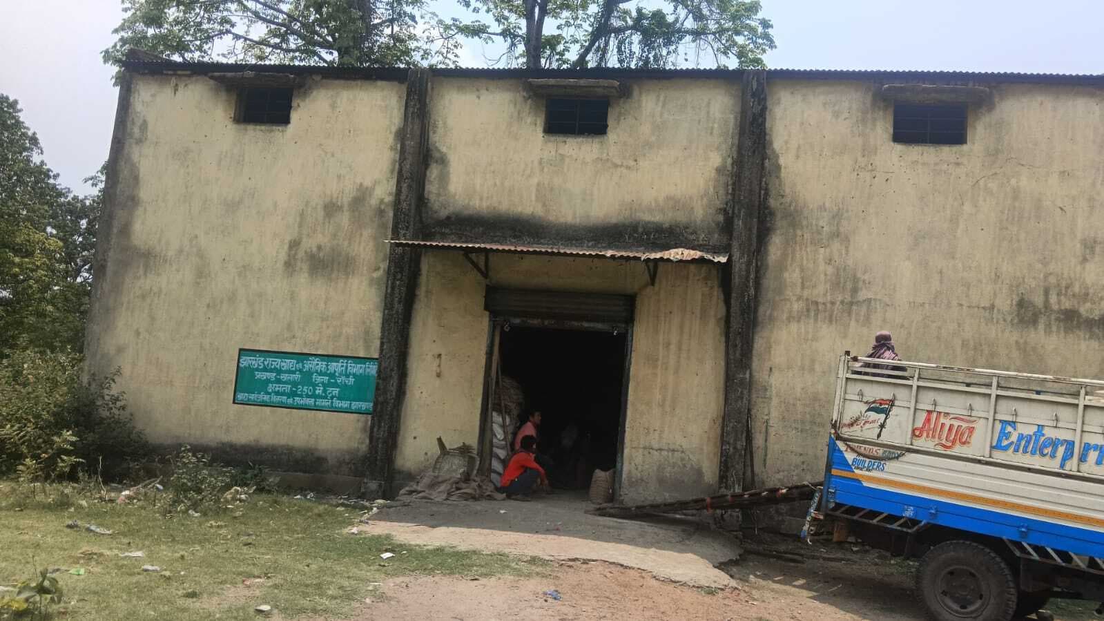 सांपों का बसेरा बन गया खलारी का एसएफसी गोदाम