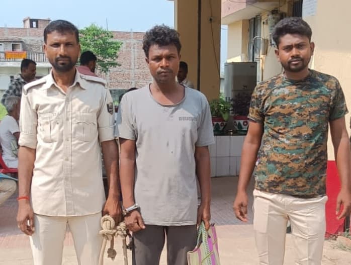 15 लीटर देसी महुआ शराब के साथ स्कूटी सवार गिरफ्तार