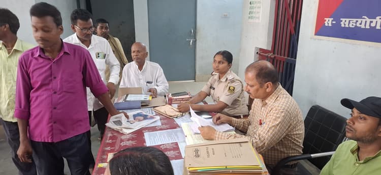 जनता दरबार में निपटाए गये जमीन विवाद के चार मामले