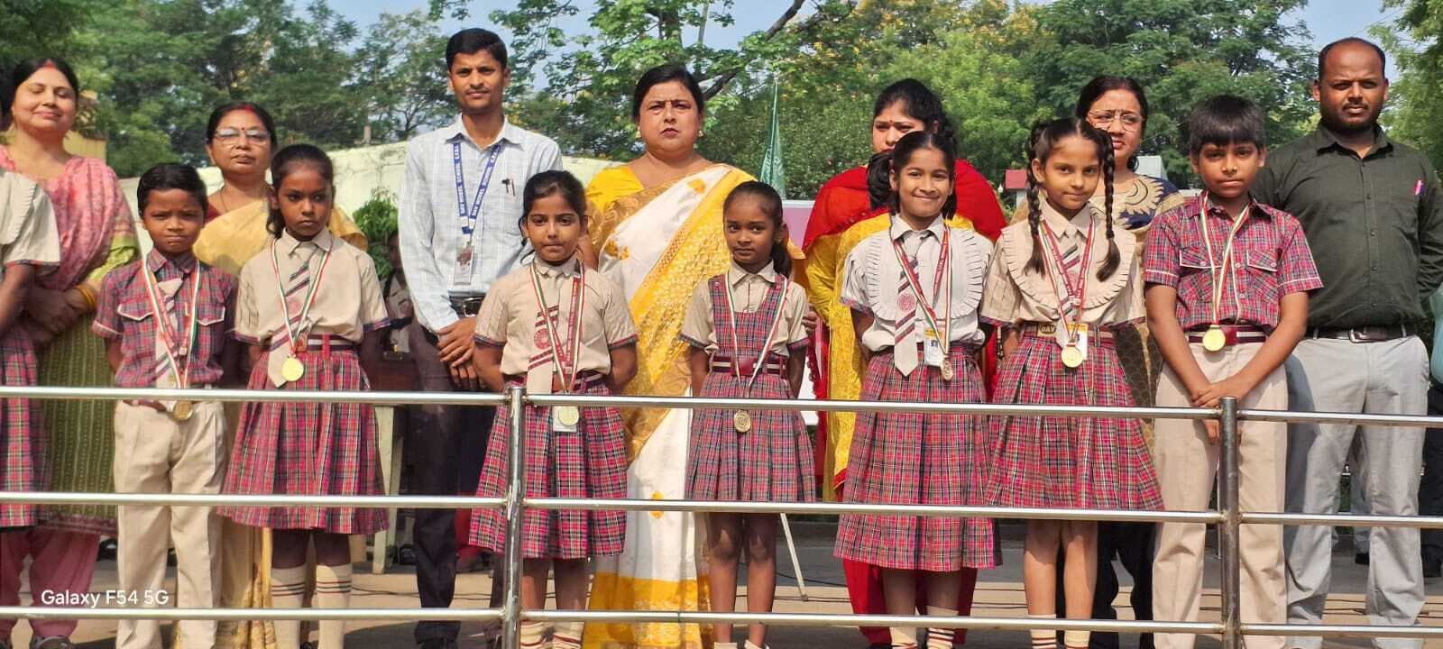 Dhanbad News : डीएवी मॉडल स्कूल को साइंस ओलंपियाड में मिले 77 गोल्ड मेडल