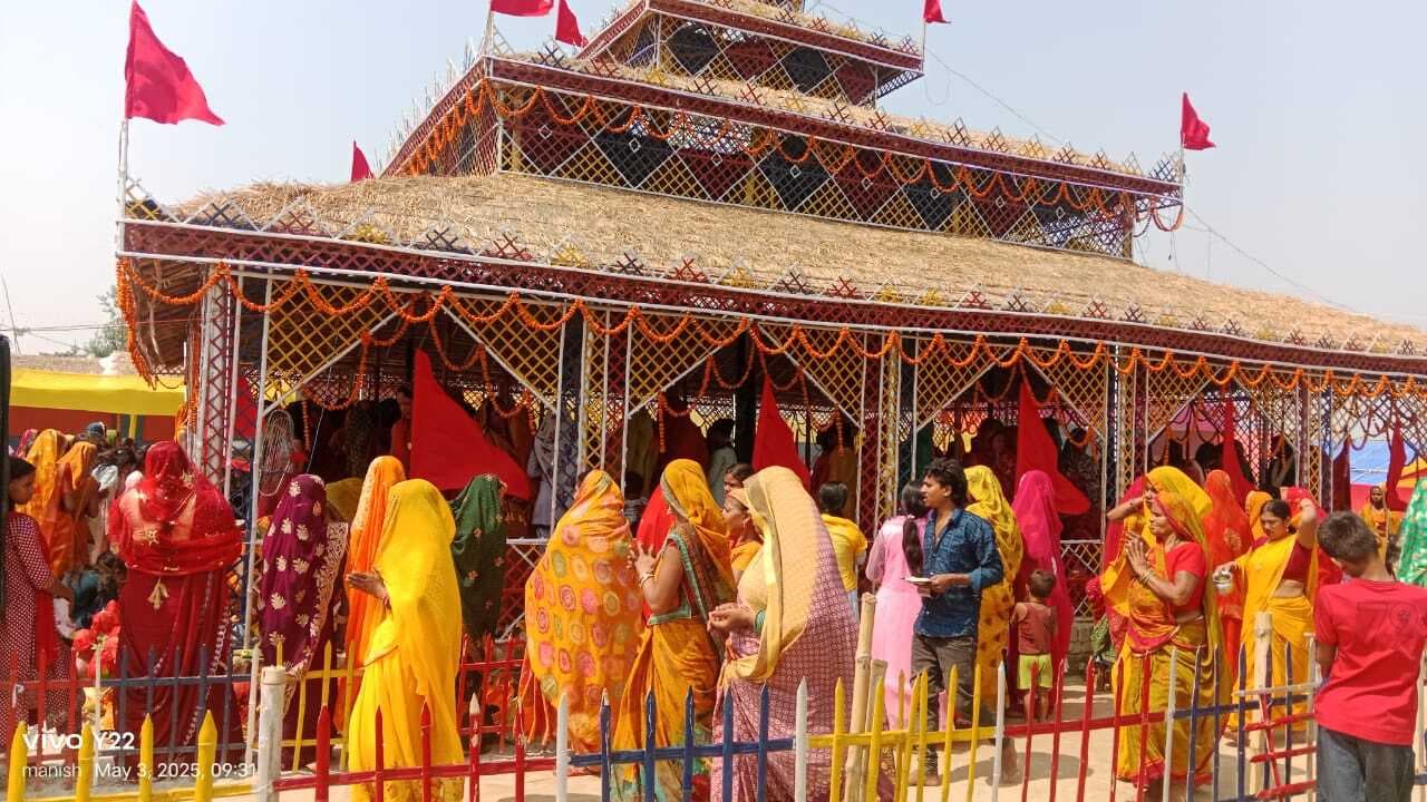 हवन, प्रवचन व संकीर्तन से वातावरण बना है भक्तिमय