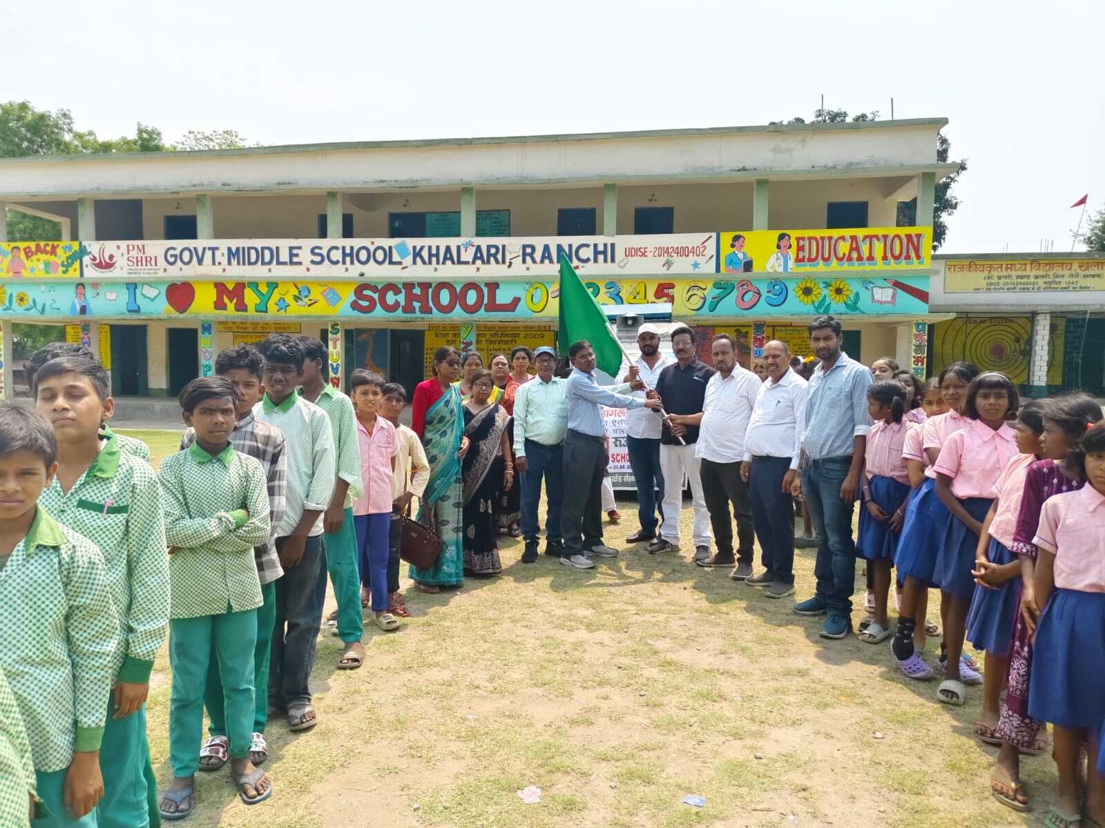 ख ::::   नामांकन के लिए शिक्षा जागरूकता अभियान रथ रवाना