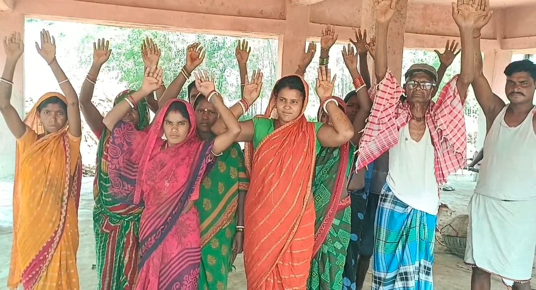 जर्जर हवामहल की मरम्मत की मांग को लेकर ग्रामीणों का प्रदर्शन