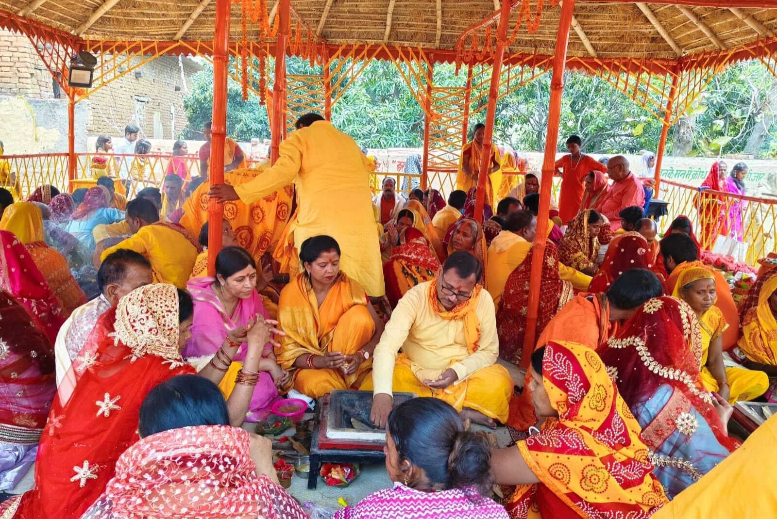 यज्ञस्थल की परिक्रमा में जुटे श्रद्धालु