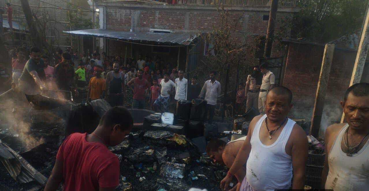 शॉर्ट-सर्किट से गोदाम में लगी आग, लाखों का नुकसान