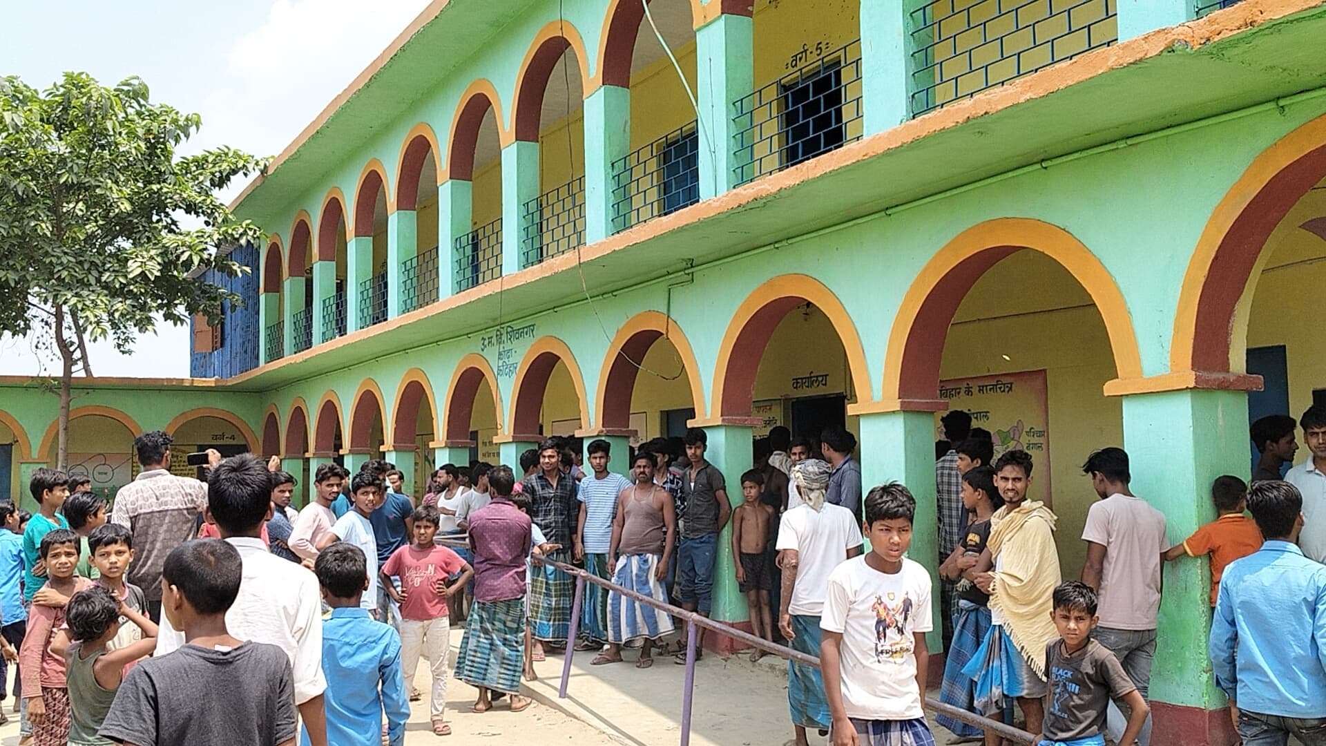 नामांकन को लेकर प्रधानाध्यापक व टोला सेवक में मारपीट