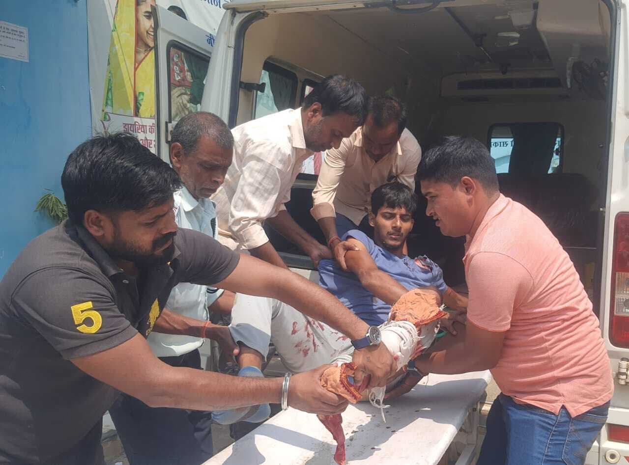 टोनापाथर में ऑटो व बाइक में हुई टक्कर, दंपती सहित तीन घायल