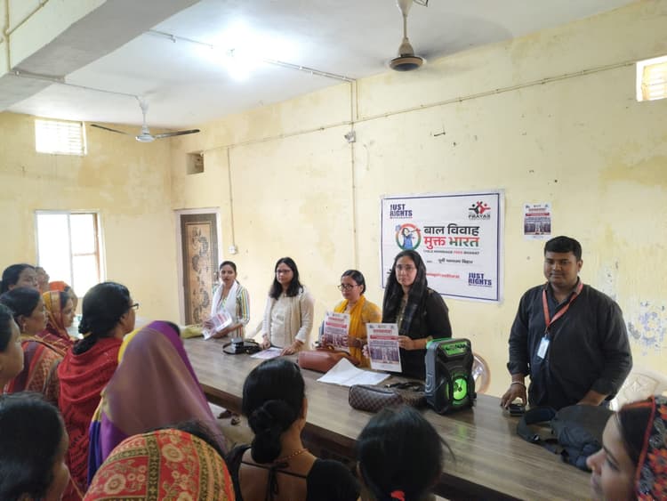 Motihari: लाभुकों का ई केवाईसी को ले सेविकाओं के साथ हुई समीक्षात्मक बैठक