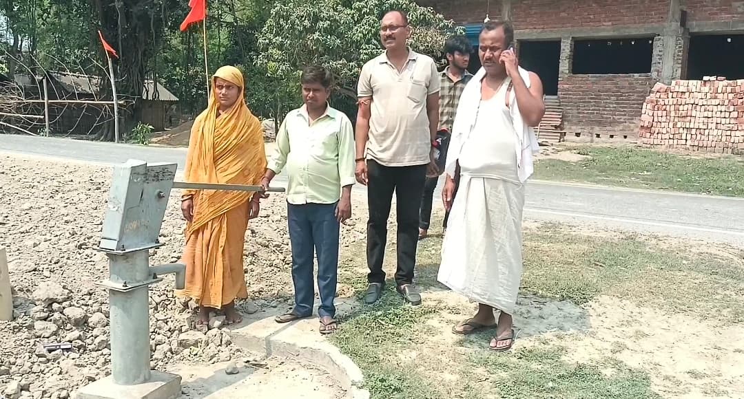 सरकारी हैंडपंप खराब होने से पानी को लेकर तरस रहे ग्रामीण व राहगीर