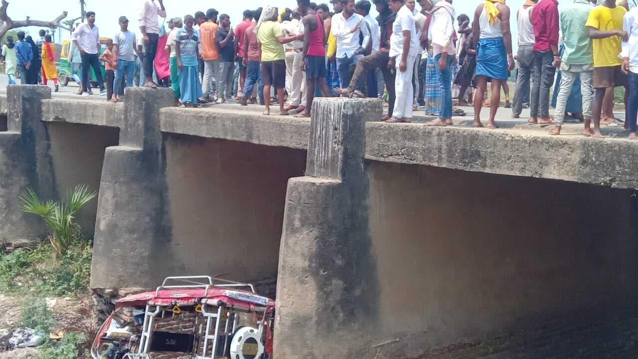 रेलिंग विहीन पुलिया से गिरा टोटो, दो महिलाओं की मौत