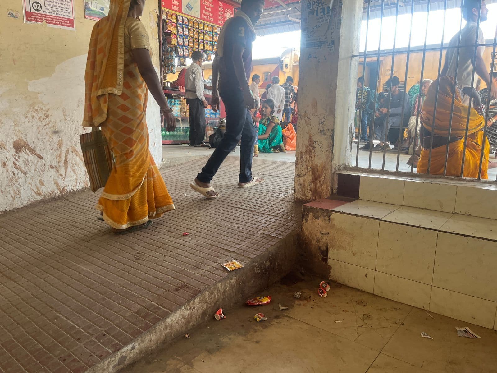 रेलवे स्टेशन पर प्लेटफॉर्म से लेकर पटरी तक कचरे का अंबार