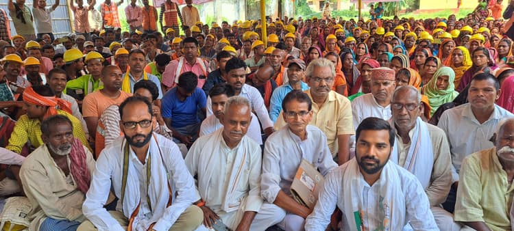 स्वच्छता कर्मियों की छंटनी के विरोध में युवा कांग्रेसियों ने दिया धरना