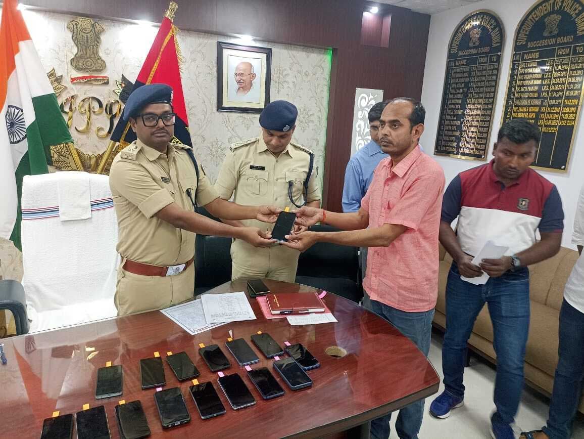 ऑपरेशन मुस्कान के तहत गुम हुए 17 मोबाइल बरामद, धारक को किया गया सुपुर्द
