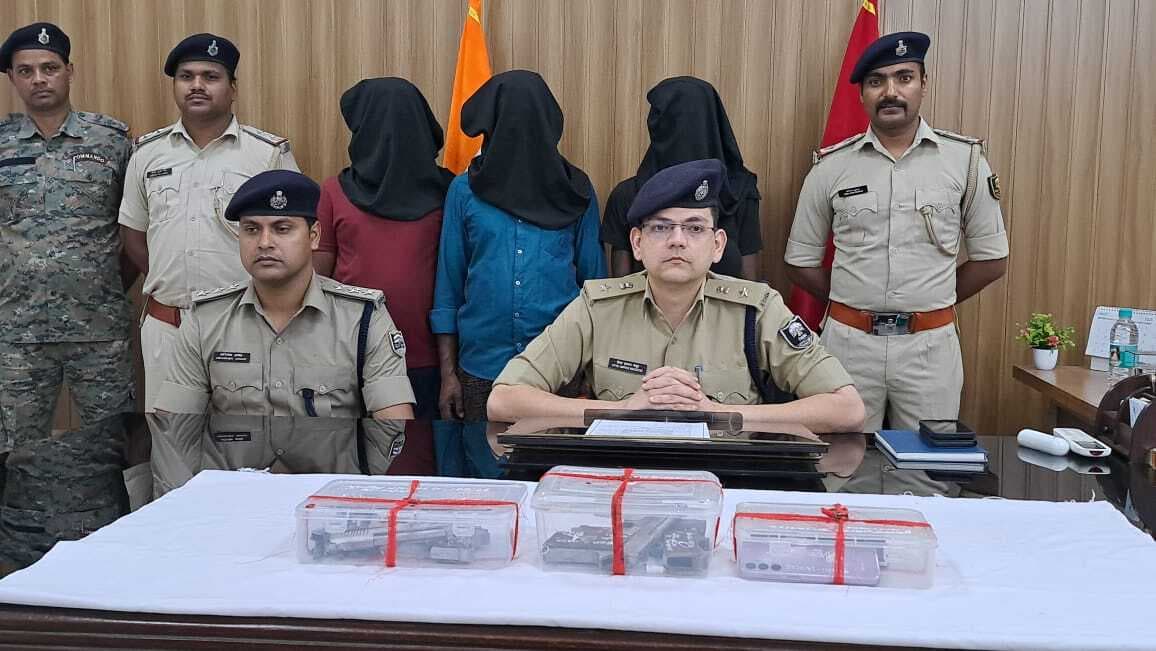 तारापुर दियारा बहियार में मिनी गन फैक्ट्री का उद्भेदन, तीन कारीगर गिरफ्तार