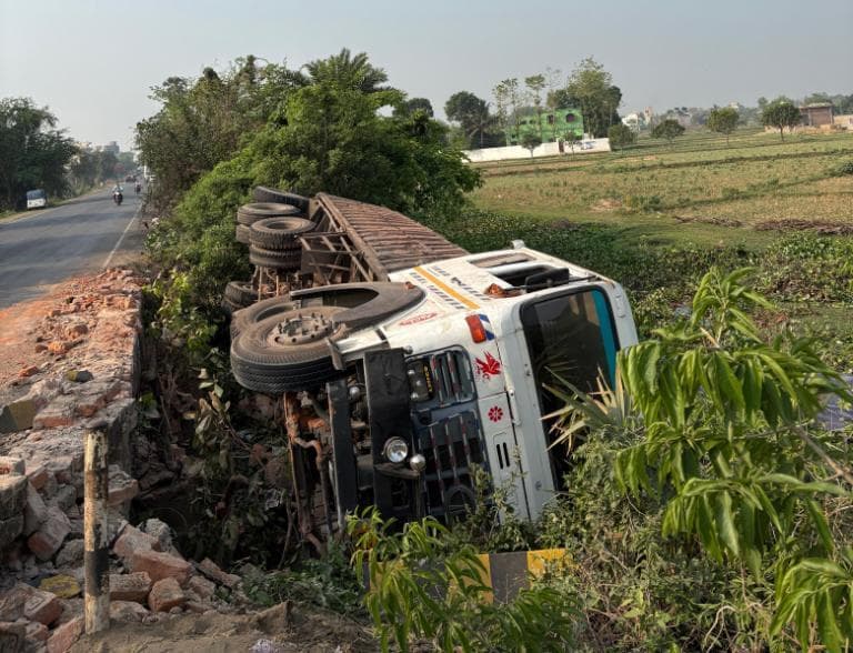 मवेशी को बचाने में पुल के नीचे पलटा ट्रक