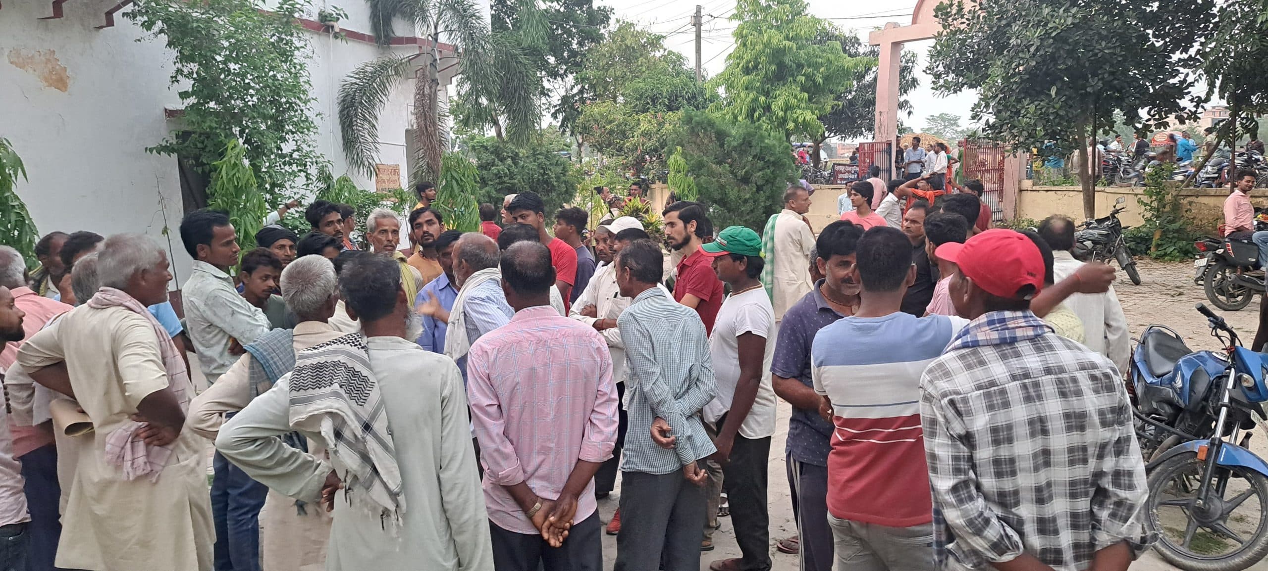 दक्षिणा मांगने गये नाई की कुदाल से काटकर हत्या