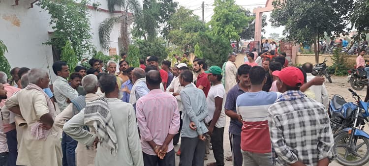 दक्षिणा मांगने गये नाई की कुदाल से काटकर हत्या